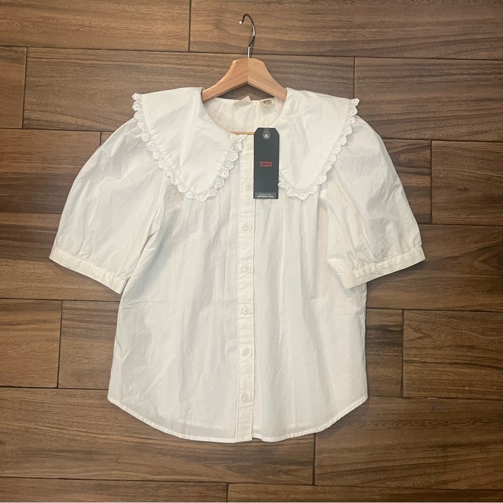 New with tags white button Levi’s blouse with puffy shoulders and sweet collar